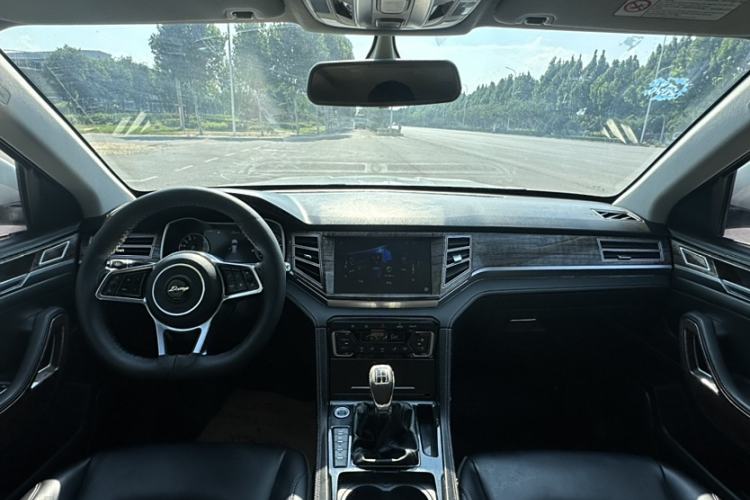Used Zotye Domy X7 2017 1.8T Manual Luxury Model Interior 5