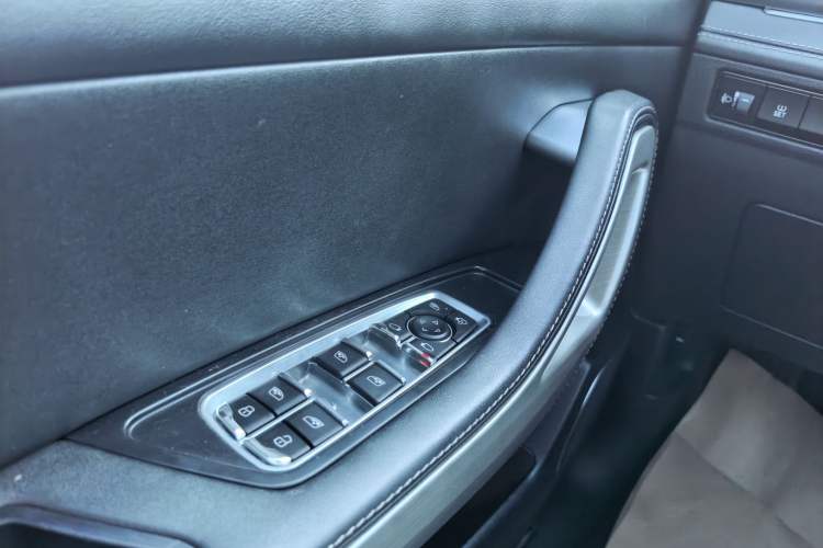Used Zotye Domy X7 2017 Upgraded Edition 2.0T DCT Huangshan Model 7 Seats Interior 6