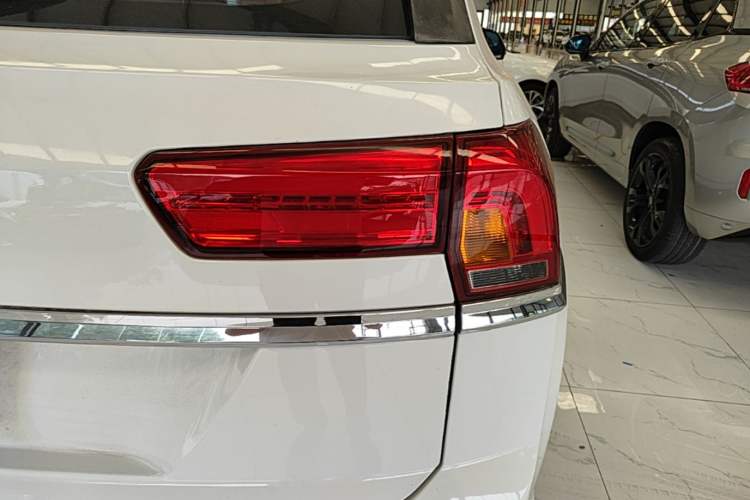 Used Zotye Domy X7 2017 Upgraded Edition 1.8T DCT Huashan Model Right Rear Taillight
