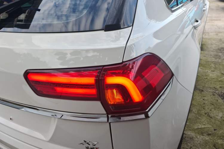 Used Zotye Domy X7 2017 Upgraded Edition 2.0T DCT Huangshan Model 7 Seats Right Rear Taillight
