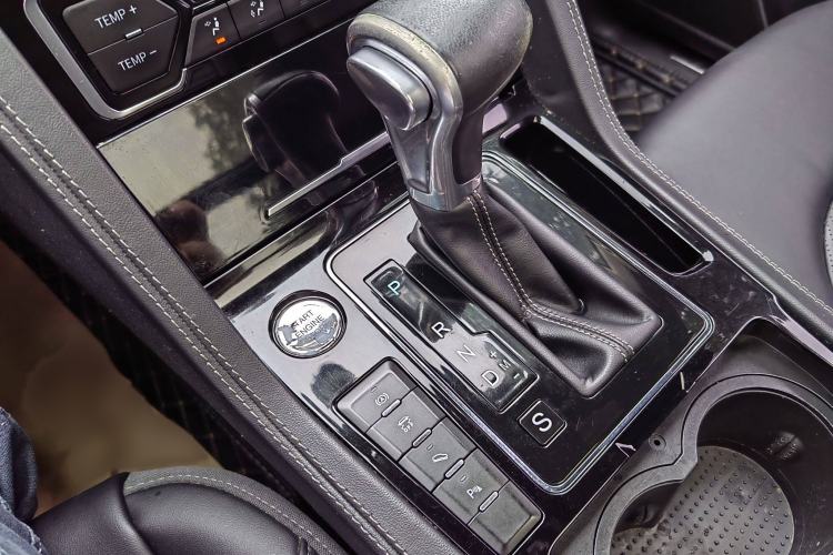 Used Zotye Domy X7 2018 2.0T Automatic Luxury Version Interior 12