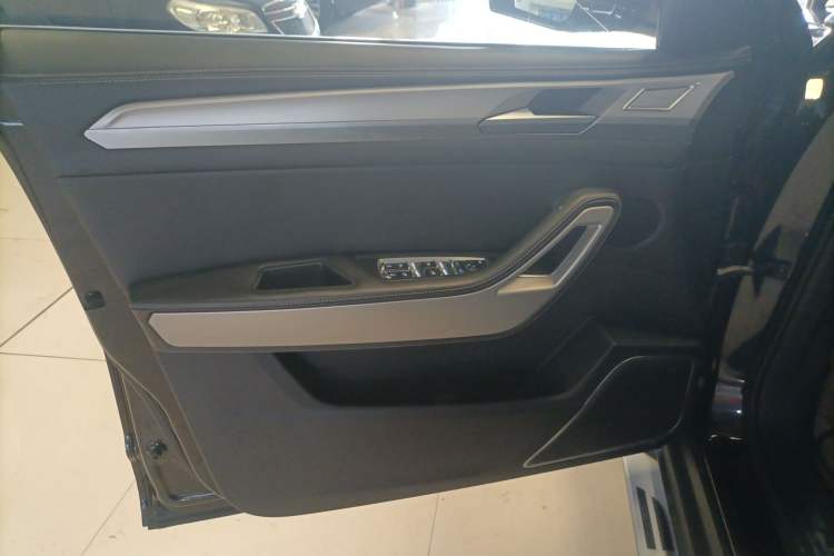 Used Zotye Domy X7 2018 2.0T Automatic Luxury Version Interior 3