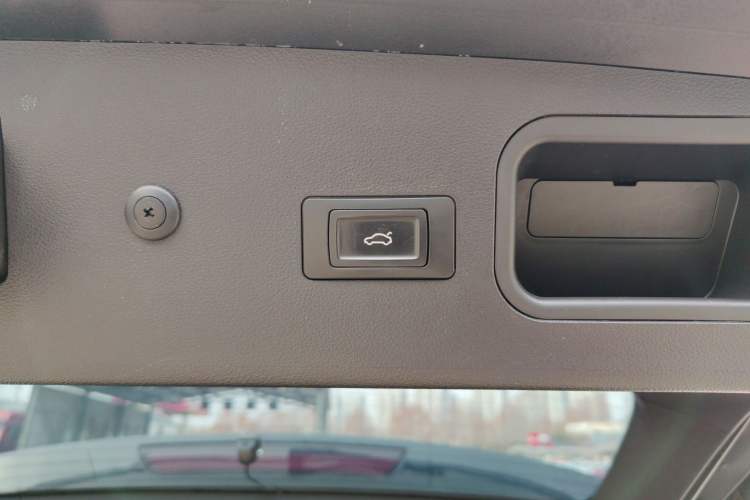Used Zotye Domy X7 2018 2.0T Automatic Luxury Version Interior 7