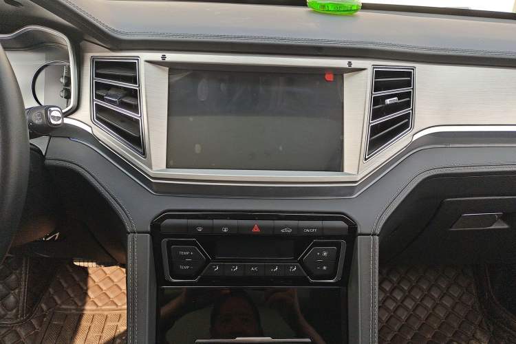 Used Zotye Domy X7 2018 2.0T Automatic Prestige Edition Audio And AC Panel