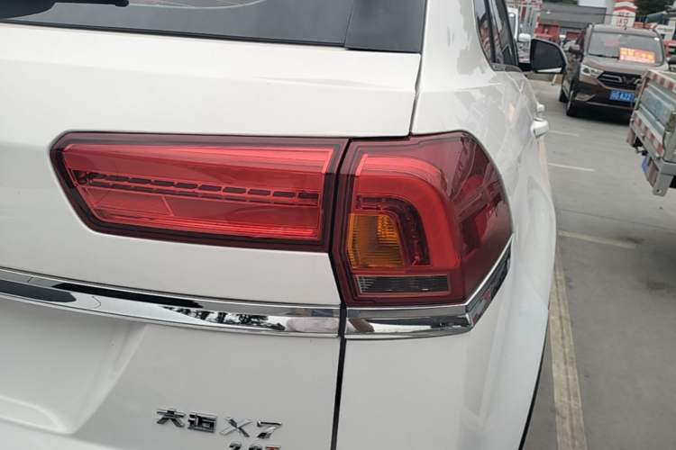 Used Zotye Domy X7 2018 2.0T Automatic Prestige Edition Exterior 3