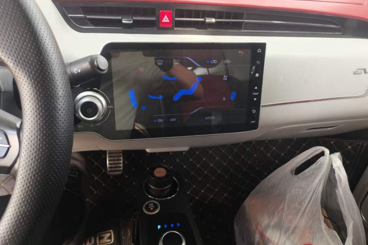 Used Zotye E200 2016 Three-Door Two-Seater Tech Edition Audio And AC Panel