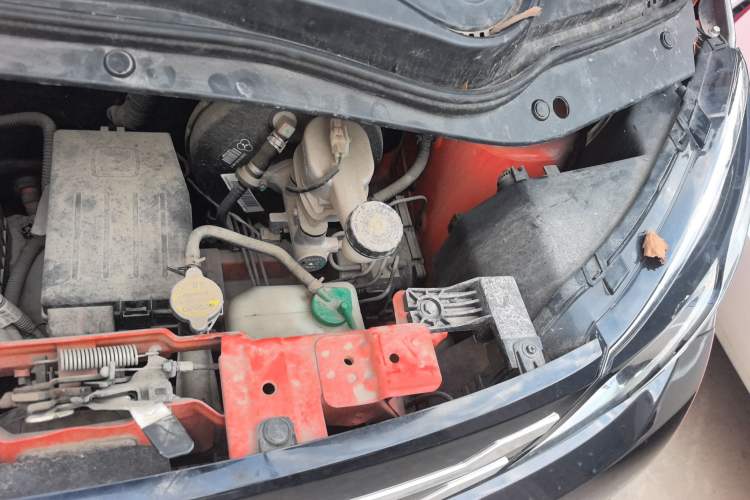 Used Zotye E200 2018 Flying Fish Model Engine Bay Left
