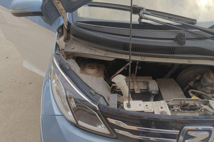 Used Zotye E200 2018 Flying Fish Model Engine Bay Right