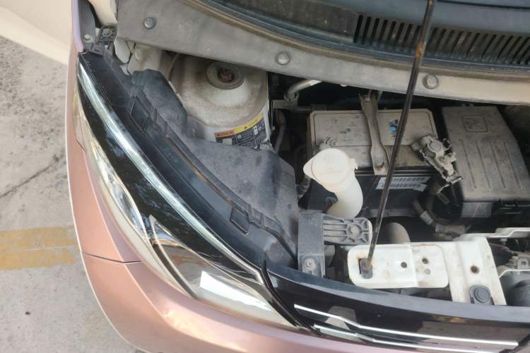 Used Zotye E200 2018 Flying Fish Model Engine Bay Right