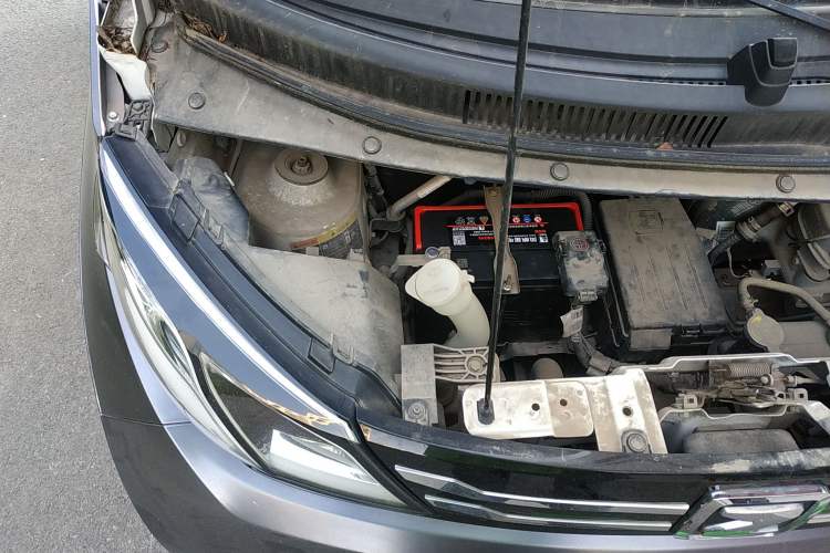 Used Zotye E200 2018 Flying Fish Model Engine Bay Right