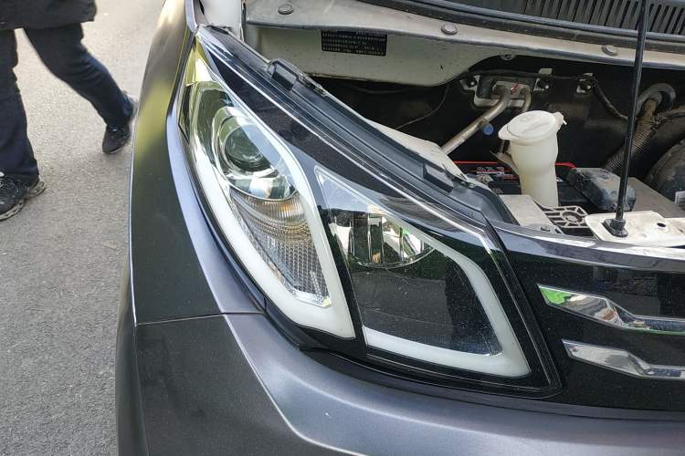 Used Zotye E200 2018 Flying Fish Model Right Front Headlight