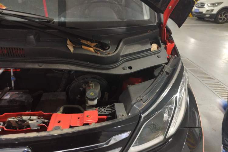 Used Zotye E200 2018 Flying Fish Model Engine Bay Left
