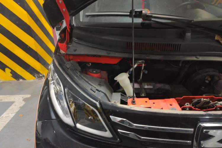 Used Zotye E200 2018 Flying Fish Model Engine Bay Right