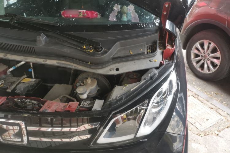 Used Zotye E200 2018 Pro Model Engine Bay Left