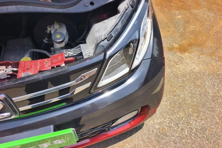 Used Zotye E200 2018 Pro Model Engine Bay Left