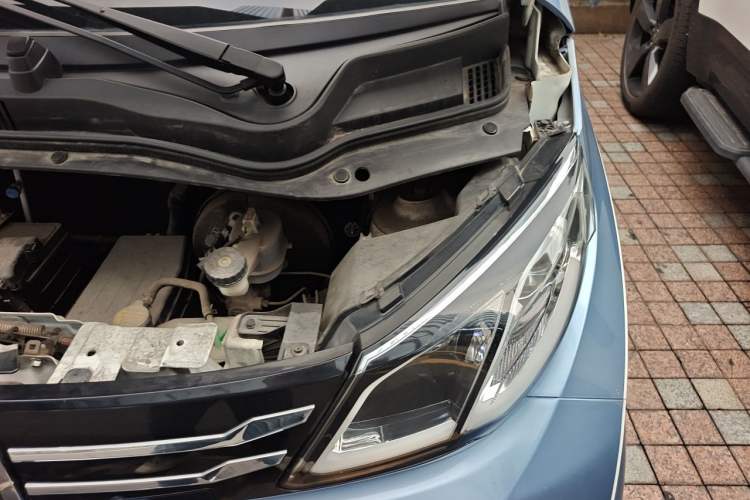 Used Zotye E200 2018 Flying Fish Model Engine Bay Left