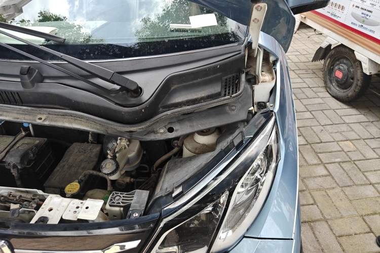 Used Zotye E200 2018 Pro Model Engine Bay Left