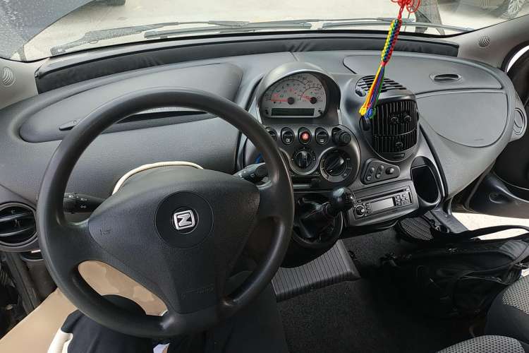 Used Zotye M300 2010 1.6L Gasoline Standard 6-Seater Center Console