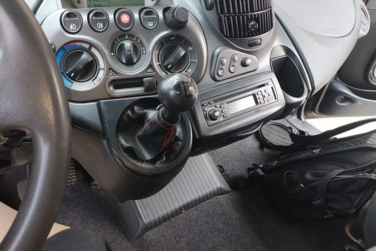 Used Zotye M300 2010 1.6L Gasoline Standard 6-Seater Gear Lever