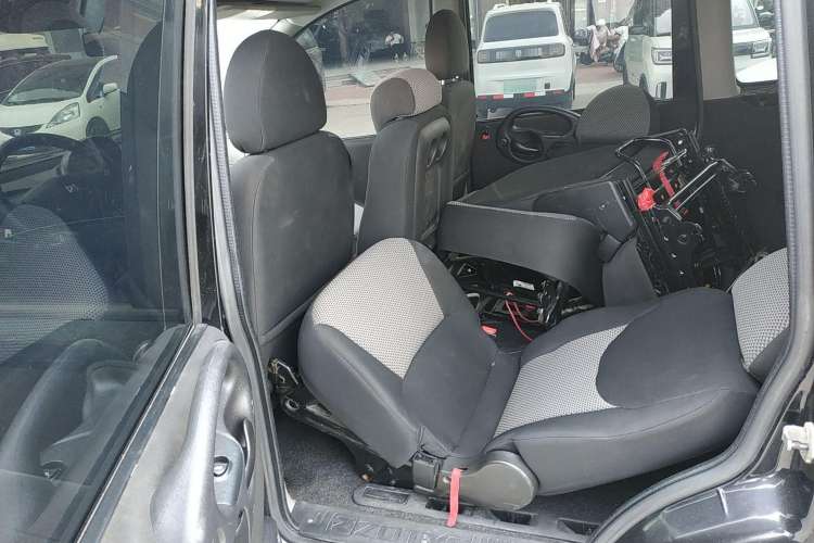 Used Zotye M300 2010 1.6L Gasoline Standard 6-Seater Left Rear Seat
