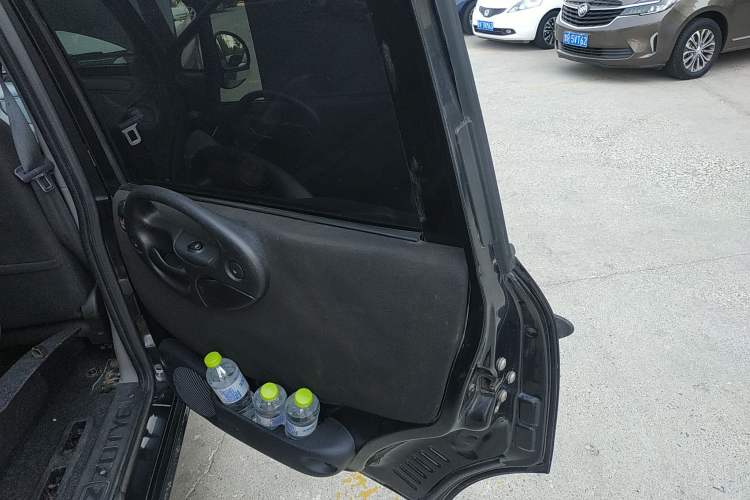 Used Zotye M300 2010 1.6L Gasoline Standard 6-Seater Right Rear Door Interior