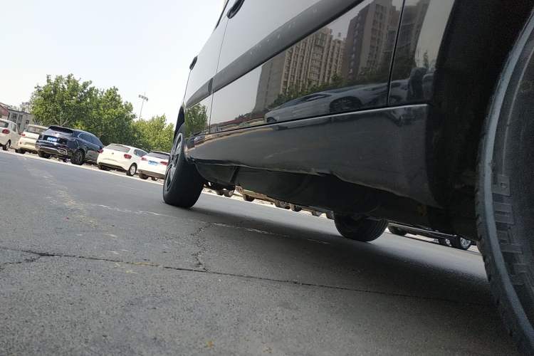 Used Zotye M300 2010 1.6L Gasoline Standard 6-Seater Right Side Sill