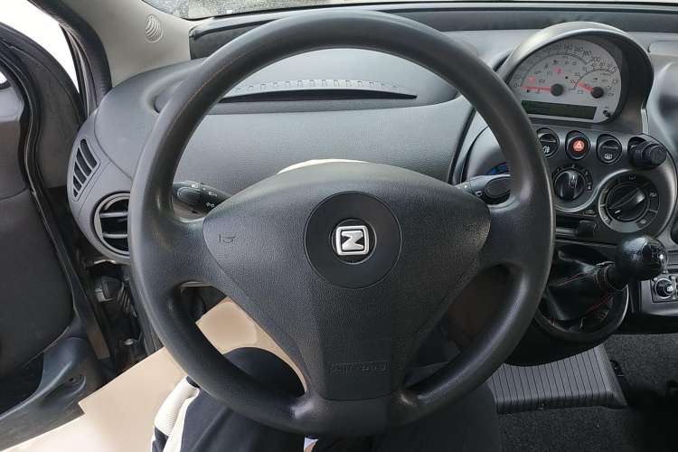 Used Zotye M300 2010 1.6L Gasoline Standard 6-Seater Steering Wheel