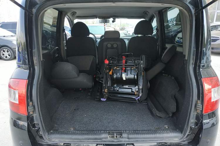 Used Zotye M300 2010 1.6L Gasoline Standard 6-Seater Trunk
