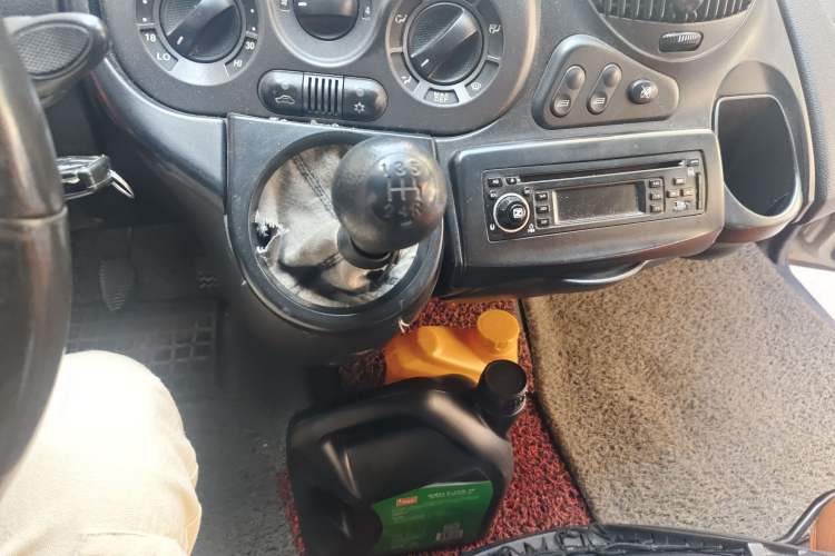 Used Zotye M300 2010 1.6L Gasoline Standard Edition 5 Seats Gear Lever