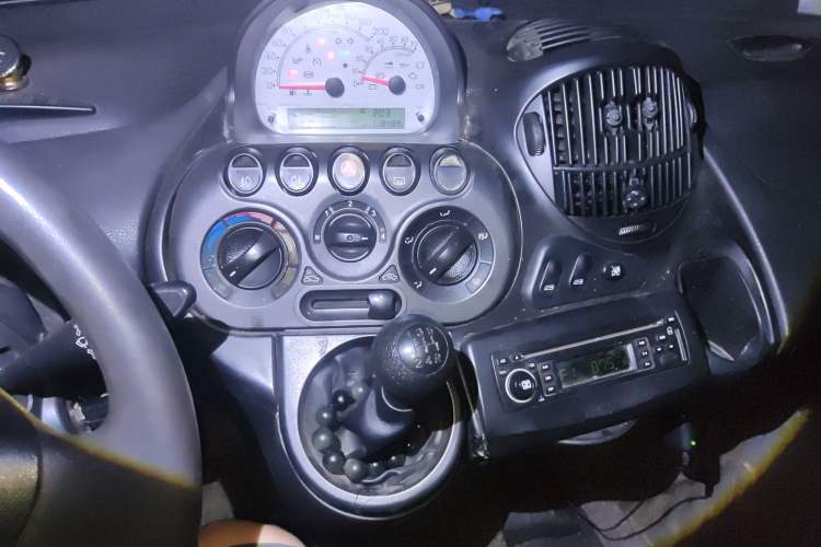 Used Zotye M300 2010 1.6L Gasoline Standard 6-Seater Audio And AC Panel
