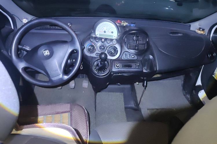 Used Zotye M300 2010 1.6L Gasoline Standard 6-Seater Center Console