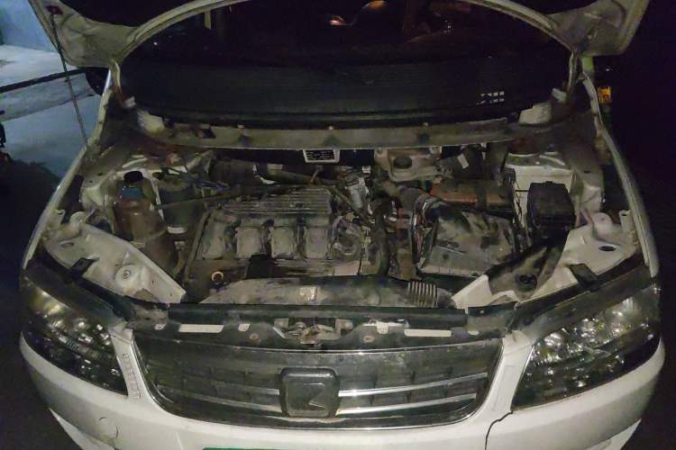 Used Zotye M300 2010 1.6L Gasoline Standard 6-Seater Engine Bay