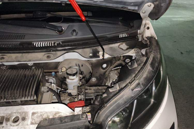 Used Zotye Sesame 2017 Standard Model Engine Bay Left