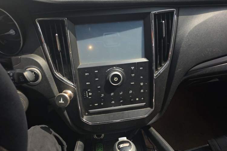 Used Zotye SR7 2016 1.5T CVT Cube Road Edition China V Standard Audio And AC Panel