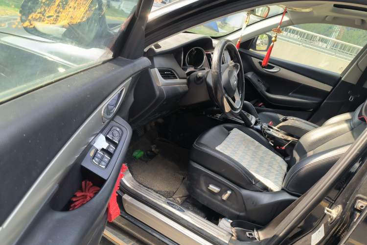 Used Zotye SR7 2016 1.5T CVT Cube Heart Edition China V Standard Driver Seat