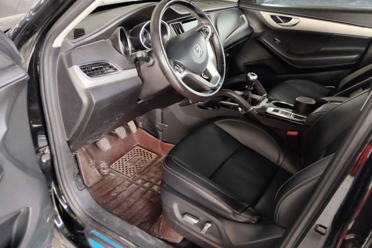 Used Zotye SR7 2016 1.5T Manual Cube Heart Edition China IV Standard Driver Seat