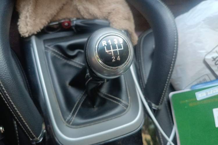 Used Zotye SR7 2016 1.5T Manual Cube Heart Edition China IV Standard Gear Lever