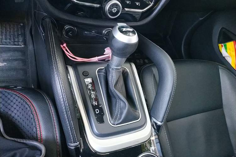 Used Zotye SR7 2016 1.5T CVT Cube Heart Edition China V Standard Gear Lever