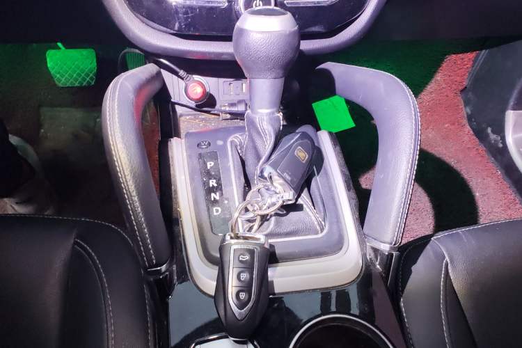 Used Zotye SR7 2016 1.5T CVT Cube Heart Edition China V Standard Gear Lever
