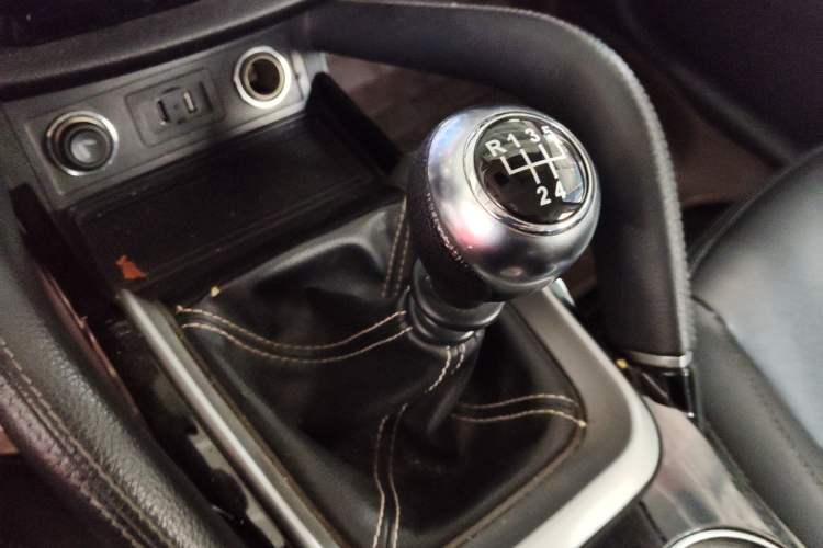 Used Zotye SR7 2016 1.5T Manual Cube Heart Edition China IV Standard Gear Lever