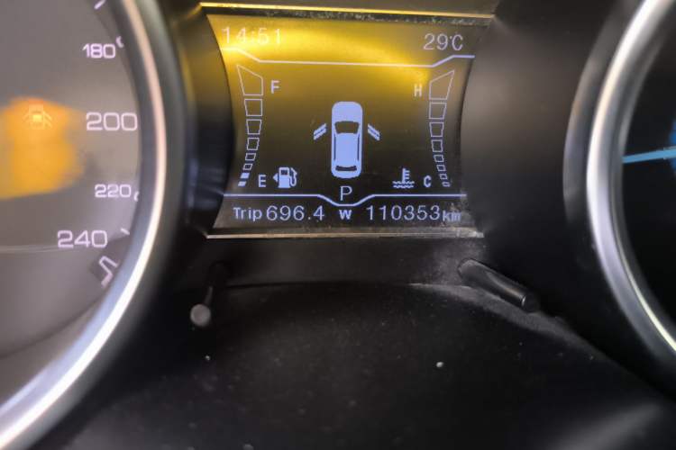 Used Zotye SR7 2016 1.5T CVT Cube Heart Edition China V Standard Odometer Close Up