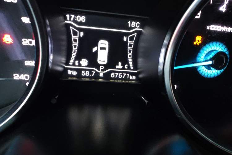 Used Zotye SR7 2016 1.5T CVT Cube Heart Edition China V Standard Odometer Close Up