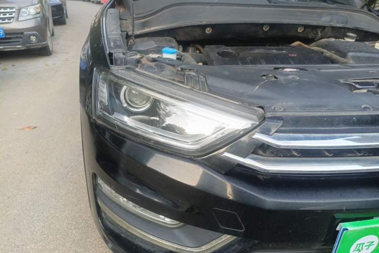 Used Zotye SR7 2016 1.5T Manual Cube Heart Edition China IV Standard Right Front Headlight