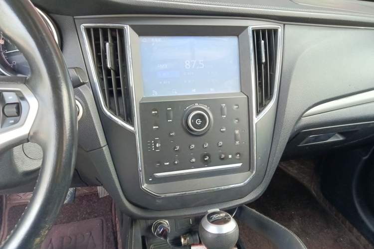 Used Zotye SR7 2016 1.5T CVT Cube Road Edition China V Standard Audio And AC Panel