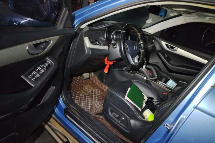 Used Zotye SR7 2016 1.5T CVT Cube Heart Edition China V Standard Driver Seat