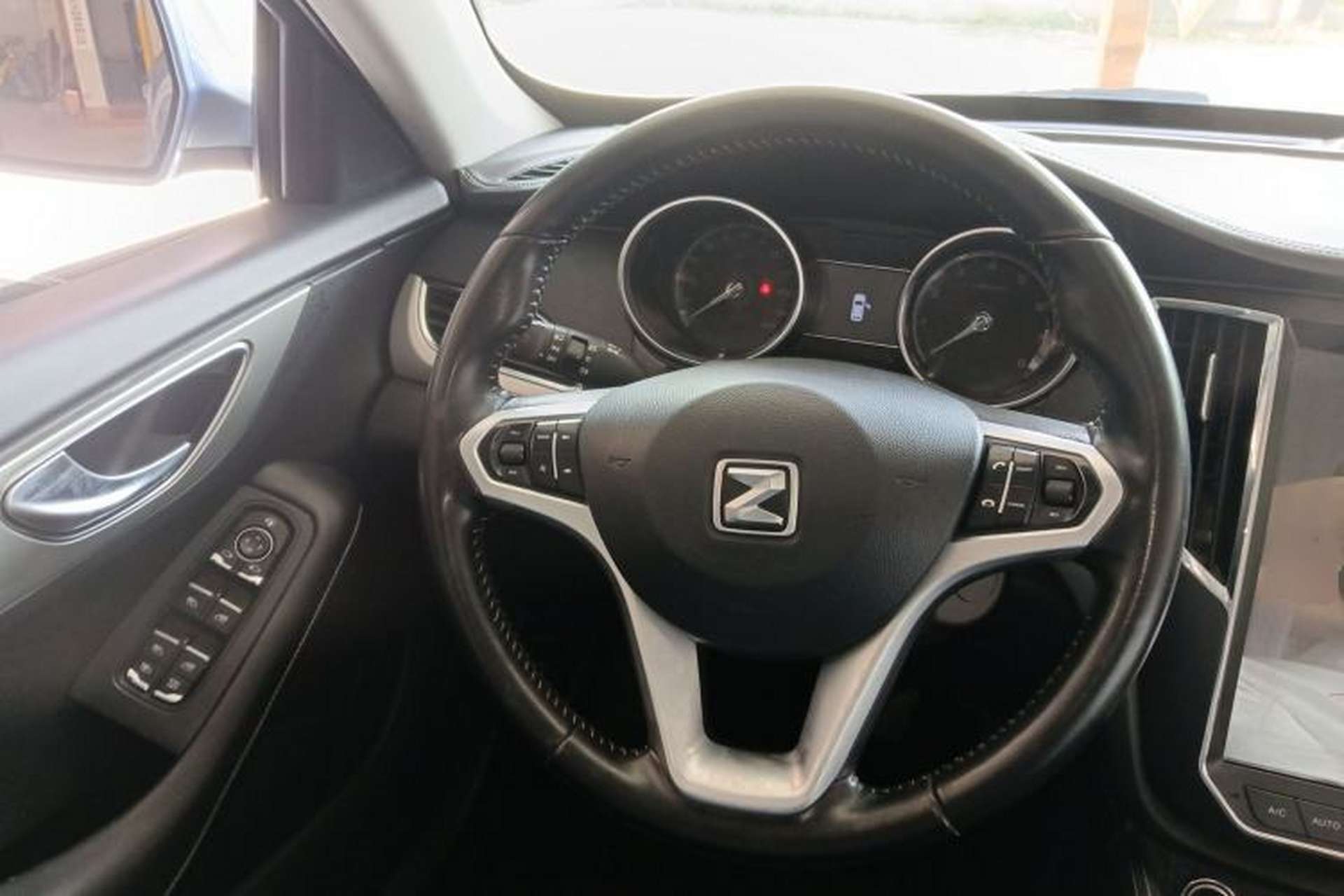Used Zotye SR7 2016 1.5T CVT Cube Heart Edition China V Standard Steering Wheel