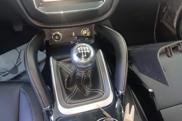 Used Zotye SR7 2016 1.5T Manual Cube Road Edition China IV Standard Gear Lever