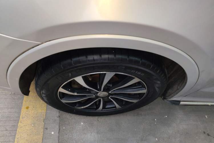 Used Zotye SR7 2016 1.5T CVT Cube Heart Edition China V Standard Left Front Wheel Hub