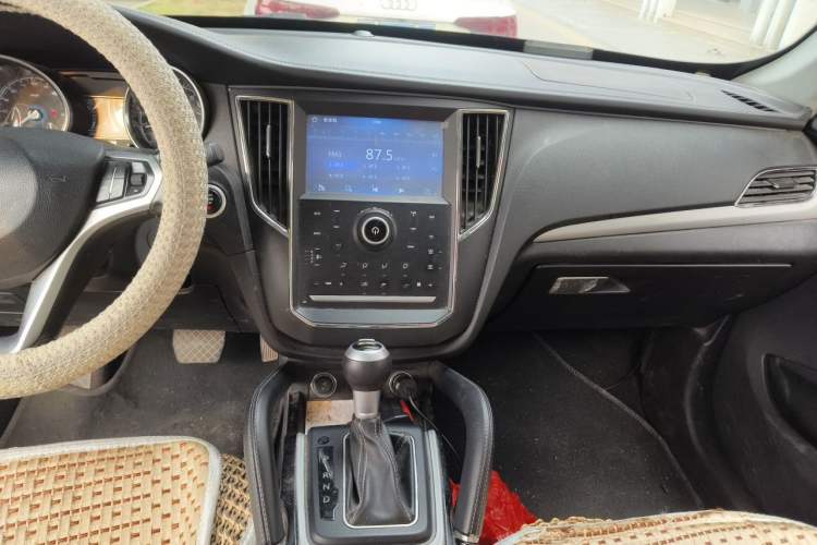 Used Zotye SR7 2016 1.5T CVT Cube Road Edition China V Standard Audio And AC Panel