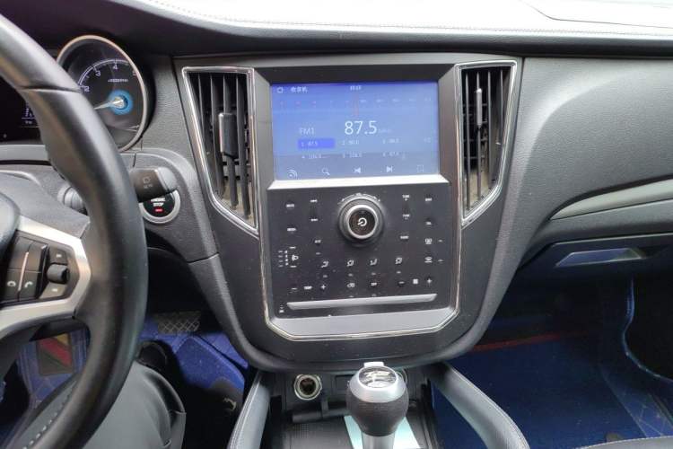 Used Zotye SR7 2016 1.5T CVT Cube Road Edition China V Standard Audio And AC Panel